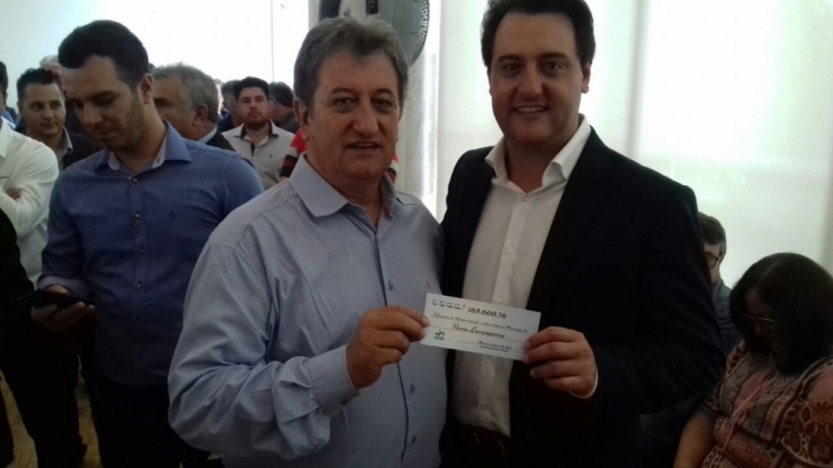 Deputado Ratinho Junior acompanhou o Prefeito José Lineu Gomes no recebimento dos mais de 165 mil reais para o Municí­pio de Nova Laranjeiras